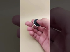 Perak Aluminium-Plastik Bulat Tutup halus dengan tombol hitam untuk botol perawatan kulit