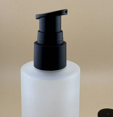 Botol kaca transparan matte dengan pompa perawatan hitam untuk kosmetik