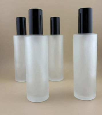 Botol kaca transparan matte dengan pompa perawatan hitam untuk kosmetik