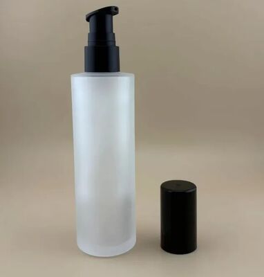 Botol kaca transparan matte dengan pompa perawatan hitam untuk kosmetik
