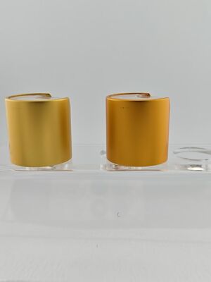 Kuning Aluminium-Plastik Bulat Tutup halus dengan Tombol Jelas untuk Botol Perawatan Kulit